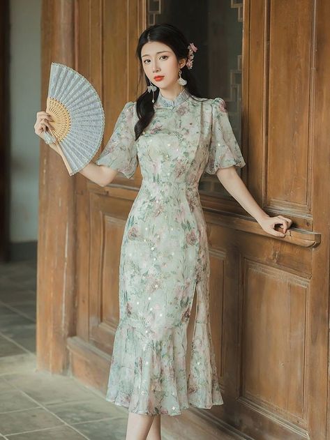 Chinese New Year Dress Modern, Chinese Dress Design, Qipao Dress Modern Chinese Style, China Dress Modern, Qipao Aesthetic, Chinese Outfits Modern, Cheongsam Modern Dress, Blue Chinese Dress, Chinese Formal Dress