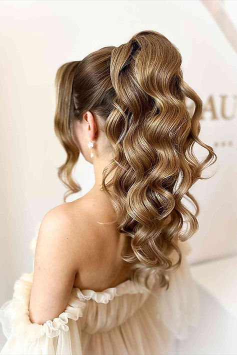 Chic hairstyle with a high ponytail featuring voluminous waves High Pony Hairstyles For Prom, High Glam Ponytail, High Ponytail Hairstyles With Curls, Curls In A Ponytail, Ponytail Curls Hairstyles, Deb Hairstyles Ponytail, High Fancy Ponytail, Textured High Ponytail, Curled High Ponytail Hairstyles Prom