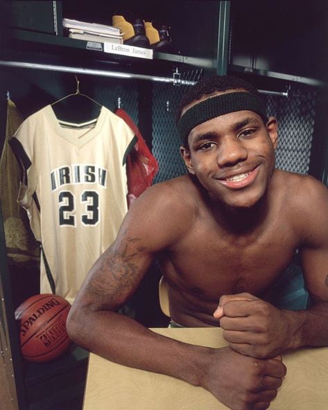 18 Photos of LeBron James When He Was Young Lebron James Tattoos, Lebron James High School, Lebron James Kids, Lebron James Dunking, Lebron James Wallpapers, King Lebron James, Lebron James Lakers, King Lebron, Basketball Photos