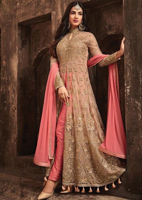 Karva Chauth Outfits Designer, Karva Chauth Outfits, Party Wear Anarkali Dress, Abaya Mode, Karva Chauth, Anarkali Lehenga, Salwar Dress, Simple Sarees, Spring Work Outfits