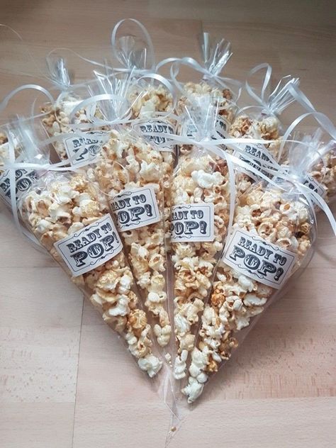 Popcorn Packaging Ideas Birthday Parties, Popcorn Cone Bags, Birthday Popcorn Ideas, Popcorn Cones Diy, Sweet Cones Ideas Diy, Candy Cones Ideas, Birthday Hamper Ideas Kids, Sweet Cones Ideas, Popcorn Treat Bags