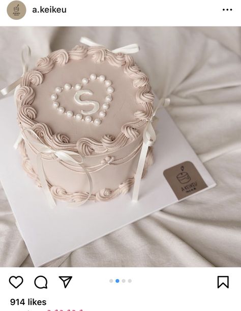 Neutral Color Cake, 1 Month Old Cake, Circle Vintage Cake, White Birthday Cake, Modern Birthday Cakes, Bolo Vintage, Toddlers Activities, Surprise Birthday Decorations, White Birthday Cakes