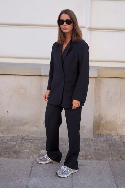 How Kaia Gerber styles her New Balance 990v5 | British Vogue Black Blazer Street Style, Editorial Outfits, Sophia Roe, Bold Outfits, Blazer Street Style, Office Fun, Look Boho Chic, New Balance Outfit, Fun Outfits