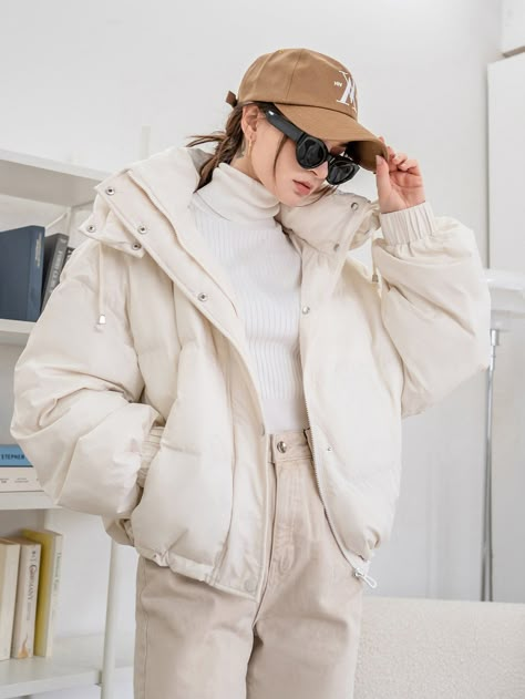 Beige Puffer Jacket, Beige Puffer, White Puffer Jacket, Outerwear Women Winter, Winter Mode Outfits, Puffer Jacket Outfit, White Puffer, Winter Puffer Jackets, Puffy Coat