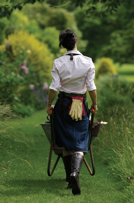 I'll be in the garden! Farmer Wife, Gardening Outfit, Down On The Farm, Farm Girl, Garden Cottage, Country Gardening, Kitchen Garden, 인물 사진, The Grass