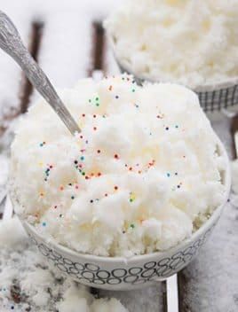 Easy Snow Ice Cream Recipe (3 Ingredients) Diy Easy Desserts, Snow Icecream, Snow Ice Cream Recipe, Snowcream Recipe, Snow Recipe, Best Homemade Ice Cream, Easy Homemade Ice Cream, Snow Ice Cream, Snow Cream