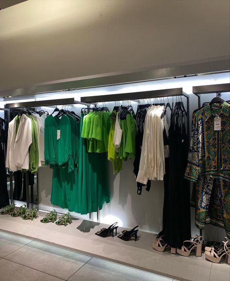 Zara, green aesthetic, zara style, instagrsm highlights, trendy aesthetic, shopping aesthetic shopping Zara Merchandising, Zara Store Aesthetic, Zara Closet, Zara Aesthetic, Clothing Boutique Interior, Aesthetic Shopping, Shopping Pictures, Merchandising Ideas, Zara Shop