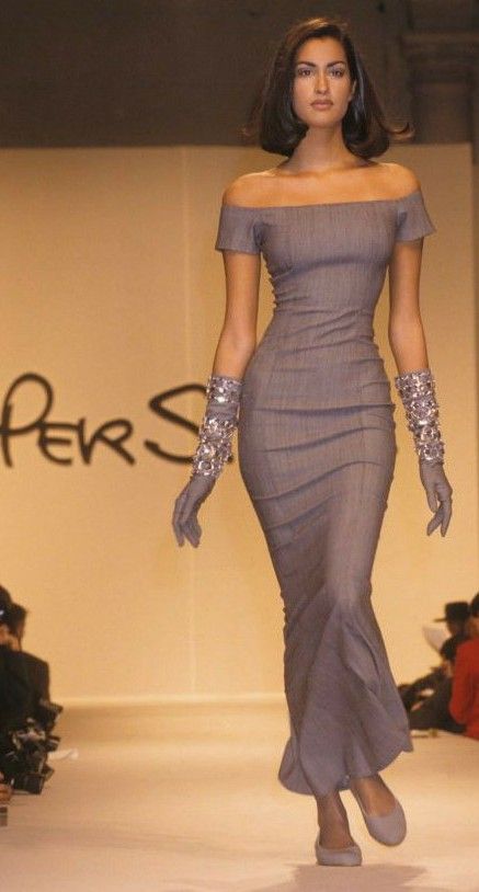 90s Runway Couture, Old Runway Dresses, Dress Outfits Fancy, Saint Laurent Runway 90s, Yasmeen Ghauri 90s Runway, 90s Model Body Claim, Yasmeen Ghauri Body Type, Fashion Model Outfits Runway, Yasmeen Ghauri Hair