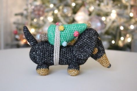 Dachshund Pattern, Crochet Ornament Patterns, Crochet Dog Patterns, Crochet Xmas, Rainbow Dog, Crochet Christmas Trees, Dachshund Christmas, Crochet Ornaments, Holiday Crochet