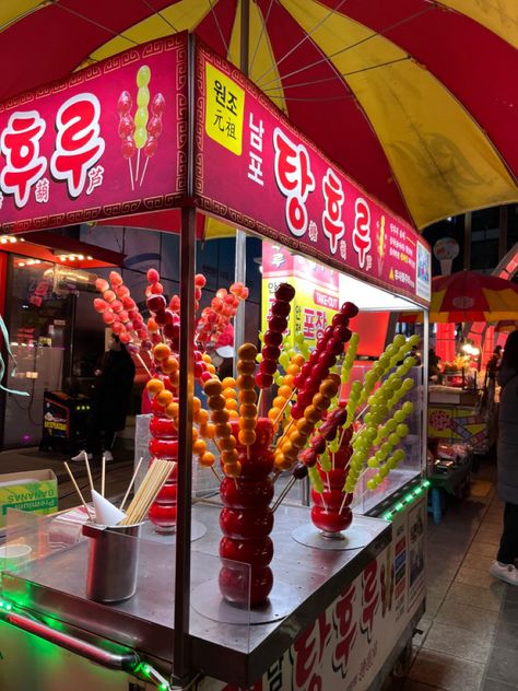 korean street food snack Korean Street Market, Korean Food Market, Korean Market Aesthetic, Street Food Aesthics, Korean Food Stall, Korean Street Food Stall, Booth Design Food, Street Food Stall, Korea Street Food