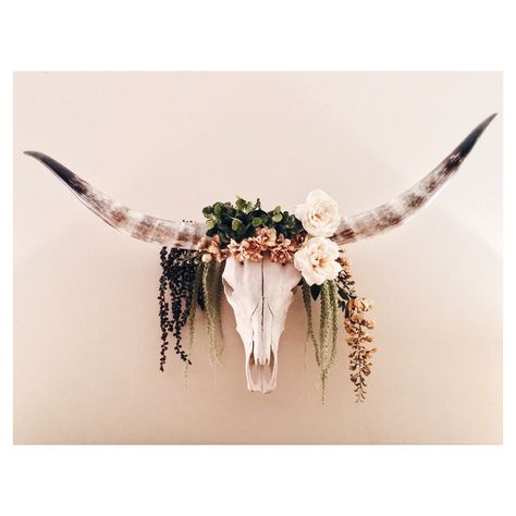 flower ideas for my longhorn Bull Horns Decor Living Rooms, Steer Skull Decor Living Rooms, Flower Cow Skull, Longhorn Skull Decor Living Room, Decorated Longhorn Skull, Cattle Skull Decor, Decorated Bull Skull, Cowhead Skull Decor, Cow Skull Decor Living Room