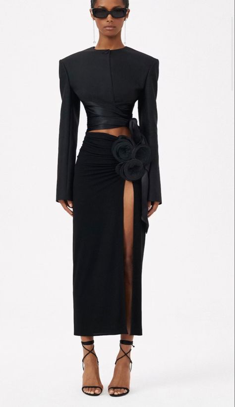 Evening Outfit Ideas For Women, Sharp Dressed Women, Lycra Dress Classy Short, H Line Silhouette Dress, Glam Dress To Impress, Brunch Vibes Outfit, Elegant Night Out Outfit Classy, Lace Runway, Evening Dresses Midi