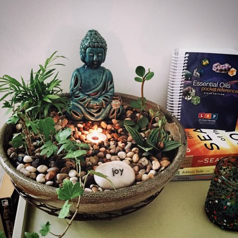 🤗 A beautiful five-element balanced bowl of wonder can strengthen an area in life that's contracting or lacking. #fengshui #interiordesign #goodenergy Sala Zen, Buddha Garden, Meditation Room Decor, Buddha Decor, Meditation Corner, نباتات منزلية, Meditation Rooms, Zen Room, Meditation Garden