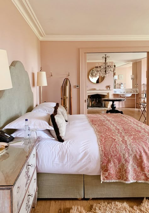 Chic Pink Bedroom, Type Shi, Bedroom Idea, College Apartment, The Cotswolds, Pink Walls, Room Ideas Bedroom, Mini House, Dream House Decor