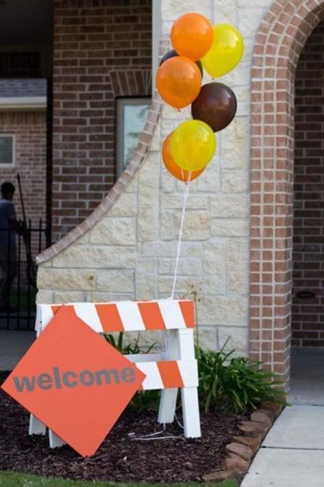 Welcome DIY Construction Barrier. - how to make a construction barrier.  Construction Hard Hats with Under Construction Sign. Under Construction Party Ideas - Hard Hat Required! Under Construction Party Ideas - Hard Hat Required! #BirthdayPartyIdeas #ConstructionParty ##ConstructionPartyIdeas #construction #boysbirthdaypartyideas #boysparty #boyspartyideas #bulldozer #bulldozerparty #constructionequipment #birthday #boysbirthday #diy #barrier Dump Truck Birthday Party, 4de Verjaardag, Construction Theme Birthday Party, Dump Truck Birthday, Festa Hot Wheels, Construction Theme Party, Construction Birthday Parties, Trucks Birthday Party, Construction Theme