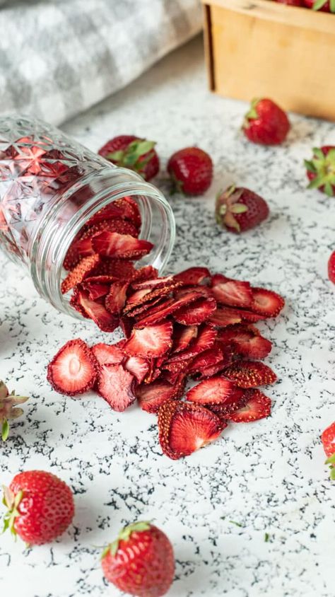 Dried Fruit Aesthetic, Dry Strawberries, Dehydrated Strawberries, Zucchini Relish, Canning Peaches, Plat Vegan, Dried Fruit Snacks, Sliced Strawberries, Strawberry Powder