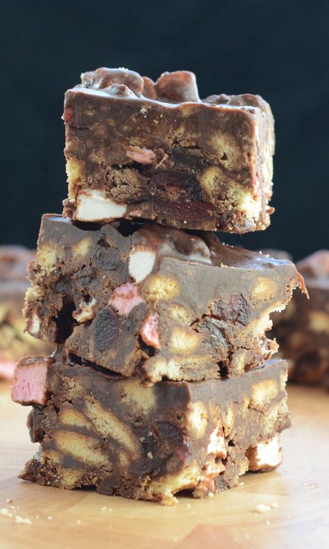 A scrumptious, indulgent and easy-to-make rocky road recipe. Best Rocky Road Recipe, Easy Rocky Road Recipe, Work Treats, Rocky Road Cake, Rocky Road Bars, Rocky Road Brownies, Eid Recipes, Marshmallow Fudge, Rocky Road Fudge