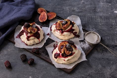 Graham Campbell's autumn fruit pavolva recipe is very simple to put together, and makes the most of seasonal blackberries, figs and plums. Fruit Pavlova, Fruit Curd, Vegan Meringue, Autumn Fruit, Passion Fruit Curd, Anna Jones, Pavlova Recipe, Great British Chefs, Make Ahead Desserts