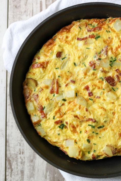 A delicious and easy Scandinavian style omelet filled with potatoes, bacon and chives.  Perfect for any time of day! Nordic Diet, Danish Recipes, Danish Cuisine, Nordic Food, Modern Recipes, Nordic Recipe, Danish Recipe, New Potatoes, Egg Cake