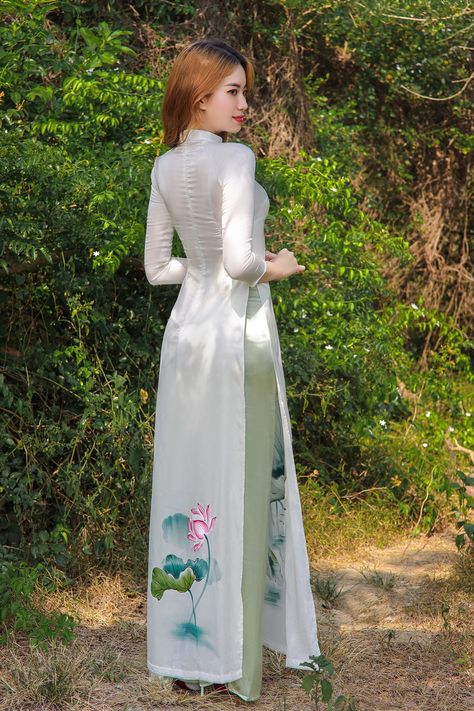 Vietnamese Traditional Clothing Women, Traditional Vietnamese Clothing, Vietnamese Traditional Clothing, Simple Indian Suits, Ao Dai Vietnamese, Vietnamese Ao Dai, Asian Style Dress, Vietnamese Clothing, Vietnam Dress