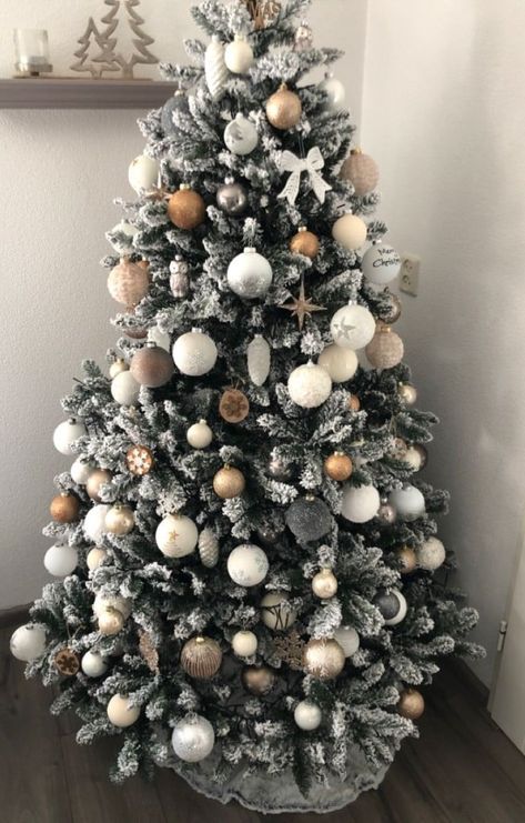 60+ Beautiful Christmas Tree Decorating Ideas for the Holidays Christmas Tree Inspo Red, Nude Christmas Tree, Christmas Decoration Ideas For Home, Home Christmas Tree, Christmas Tree Inspo, Christmas Tree Decorating Ideas, Tree Decorating Ideas, Christmas Tree With Snow, Easy Christmas Ornaments