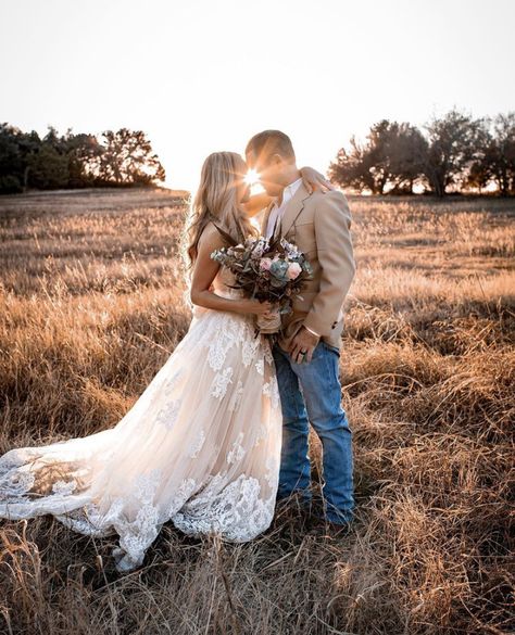 Country Wedding Family Pictures, Summer Wedding Western, Wedding Ideas Country Outdoor, November Country Wedding, Western Chic Wedding Dresses, Bride And Groom Mountain Photos, Country Wedding Astethic, Country Wedding Set Up, Country Elegance Wedding