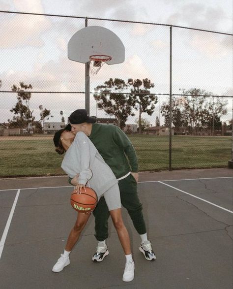 Basketball Photoshoot Couple, Basketball Court Couple Photoshoot, Basketball Couple Goals Aesthetic, Basketball Court Engagement Photos, Couple Basketball Picture Ideas, Basketball Couple Aesthetic, Football Engagement Pictures, Basketball Engagement Photos, Athletic Couples