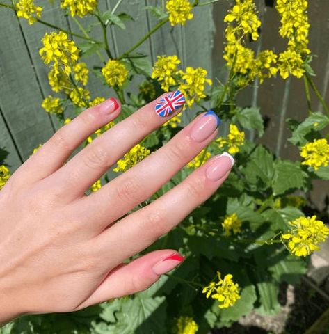 Nail Art Flag Design, England Flag Nails, London Nail Art, England Nails Designs, London Nails Ideas, London Inspired Nails, British Nails Designs, Archery Nails, London Nails Designs