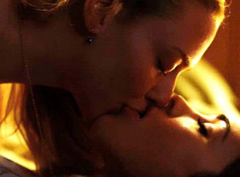 Jennifer's Body Kiss, Want A Girlfriend, Lauren Cohan, Jennifer's Body, Brunette To Blonde, Kissing Couples, Amanda Seyfried, Megan Fox, Chelsea Fc