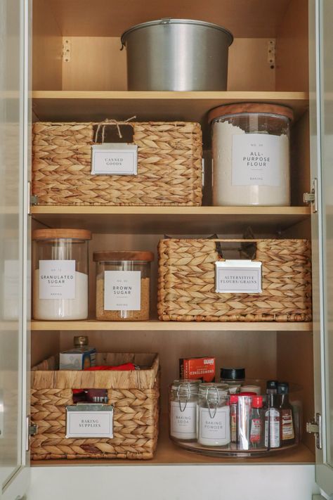 How to Label Pantry Containers (FREE Label Download!) | Caitlin De Lay Blog Open Shelf Pantry, Dream House Pantry, Bedroom Pillows Arrangement, Free Pantry Labels, Minimalist Pantry, Organizing Your Pantry, Kitchen Pantry Labels, Magnolia Kitchen, Cottage Core House