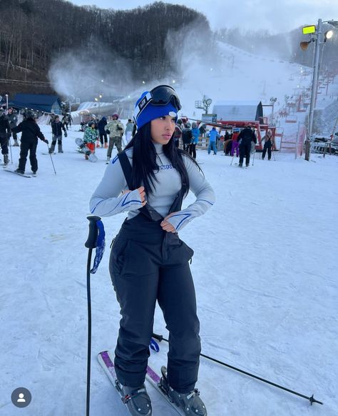 Ski Trip Outfit Black Women, Skiing Fits, Cabin Trip Outfit, Ski Vacation Outfits, Trip Fits, Ski Fit, Slay Fits, Ski Trip Outfit, Winter Outfits Snow