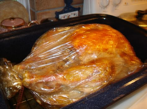 Roast Turkey*****how to make a delicious turkey using a cooking bag! Turkey In Oven, Turkey In A Bag, Turkey In Roaster, Herb Roasted Turkey, Roast Turkey Recipes, Fresh Turkey, Oven Roasted Turkey, Turkey Stuffing, Roast Turkey