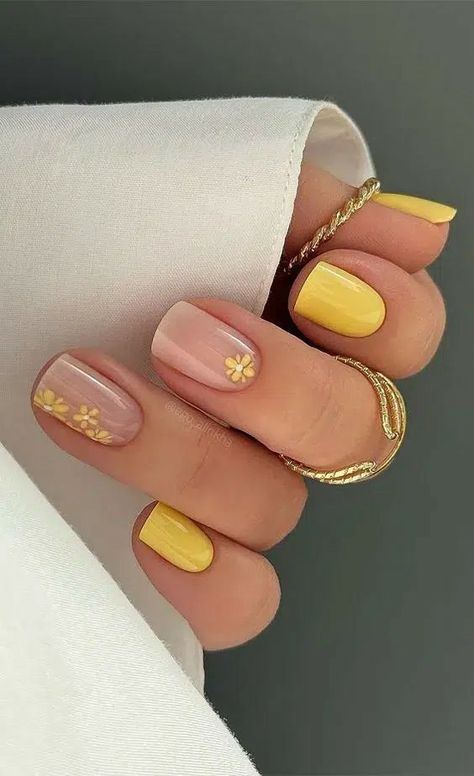 Short Nails Yellow Pastel, Pastel Yellow Nail Ideas, Pastel Nail Art, Nails Pastel, Yellow Nail Art, Yellow Nails Design, Manicure Nail Designs, Short Gel Nails, Bright Nails