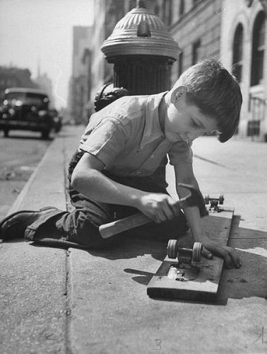 Old School Skateboarding. Let me help you out there, little buddy. I'm about to slap attack you with some Carver C7s. It'll change your world. Old School Skateboards, Vintage Skateboards, And So It Begins, Foto Art, Photo Vintage, Roller Skate, Snowboards, 인물 사진, Black And White Photography