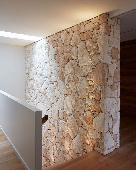 Limestone House sees Planned Living Architects project outward, encouraging moments of connection with the natural, to propose a texturally diverse and relaxing coastal abode. Limestone House, Stone Feature Wall, Affordable Mattress, Stone Wall Design, Stair Wall, Limestone Wall, Stone Cladding, Stone Feature, Stone Houses