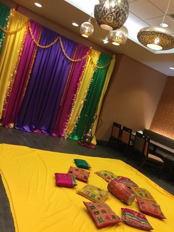 Mehndi Function Decoration, Mehndi Decoration Ideas At Home, Dholki Ideas, Mehndi Decoration Ideas, Pakistani Henna, Mehndi Stage, Mendhi Decor, Mehendi Decor Ideas, Stage Decor