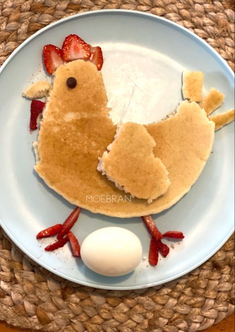 Chicken pancake, pancake art, farm pancake Kid Pancake Ideas, Pancake Animals For Kids, Animal Breakfast For Kids, Fun Pancake Shapes, Cute Pancakes Ideas, Kids Pancakes Ideas Fun, Pancake Designs For Kids, Bluey Pancakes, Pancake Art Easy