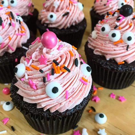 Halloween Birthday Cupcake Cake, Girly Halloween Cupcakes, Halloween Birthday Cupcakes For Kids, Pastel Halloween Cupcakes, Pink Halloween Cupcakes, Halloween Birthday Cupcakes, Diy Halloween Girls, Hot Pink Cupcakes, Baby Shower Sheet Cakes