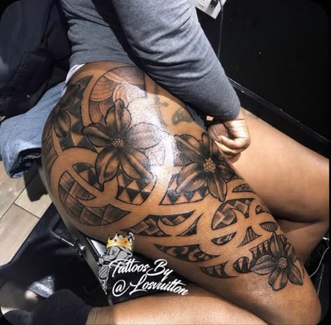 Cute Thigh Tattoos, Fitness Tattoo, Girl Thigh Tattoos, Arm Sleeve Tattoos For Women, Hip Thigh Tattoos, Black Girls With Tattoos, Hip Tattoos Women, Inspiration Tattoo, Tattoos For Black Skin