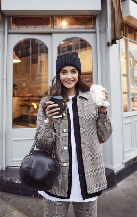 Berret Hat, Sonam Kapoor Wallpapers, Sonam Kapoor Fashion, Sonam Kapoor, Vegan Dinner, Vegan Dinner Recipes, Bollywood Actress, Celebrity Style, Dinner Recipes