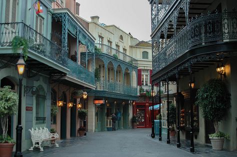 New Orleans Theme, Disneyland Los Angeles, New Orleans Interior Design, Disneyland Ca, New Orleans Architecture, New Orleans French Quarter, Haunted Hotel, Willow Creek, Disneyland California