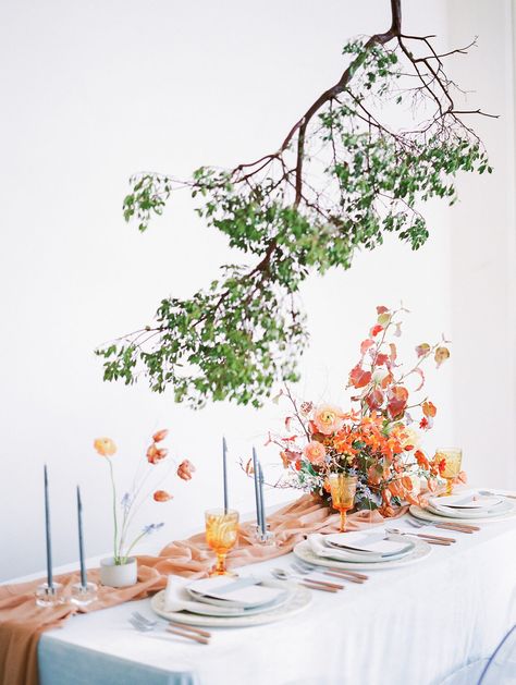 twig-branch-wedding-ideas-jeremy-chou-0919 Centerpieces Fall Wedding, Loft Wedding Reception, Modern Colorful Wedding, Branches Wedding Decor, Floating Centerpieces, Creative Wedding Centerpieces, Wedding 101, Fall Wedding Tables, Dresses 50s