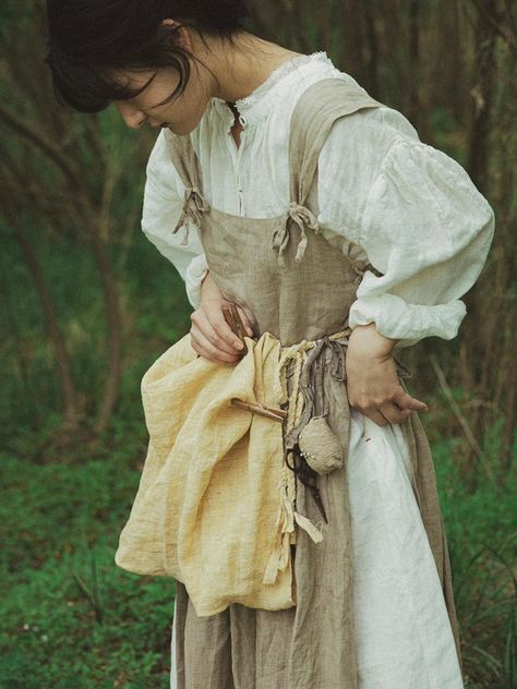 Plate half apron- melange yellow Apron Dress Aesthetic, Victorian Farmer Clothing, Victorian Outfit Women, Victorian Poor Clothes, Baking Outfit Aesthetic, Homesteader Outfit, 1800s Fashion Poor, Cute Barista Outfit, Cleaning Outfit