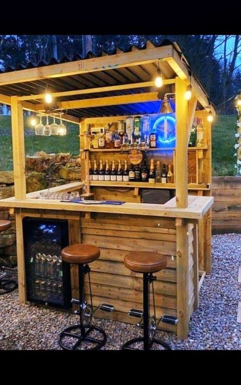 Diy Garden Bar, Patio Bars, Diy Outdoor Bar, Outdoor Patio Bar, Bar Designs, Backyard Bar, Outdoor Kitchen Design Layout, Outdoor Kitchen Patio, Diy Bar