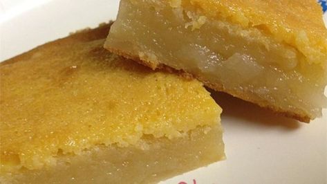 A very coconutty and chewy Flilipino rice flour dessert. Traditionally, this is baked in banana leaves. Asian Desert, Polynesian Dishes, Coconut Mochi, Mochi Japanese, Mochi Recipes, Chinese Sweets, Chinese Student, Butter Mochi, Mochi Recipe