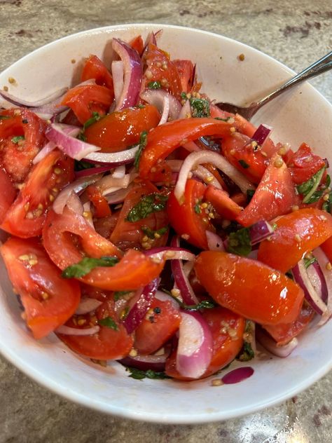 Balsamic Marinated Tomatoes, Tomato Red Onion Salad, Tomato Marinade, Tomato Ideas, Marinated Tomato Salad, Tomato Onion Salad, Balsamic Tomatoes, Tomatoes Recipes, Tomato Dishes