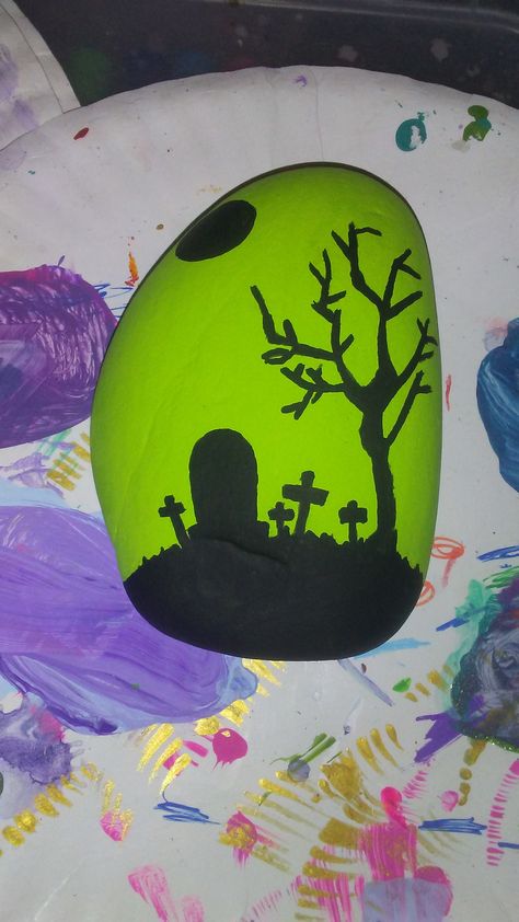 Scary Rock Painting, Witch Rock Painting, Painted Rocks Halloween, Halloween Rock Painting Ideas Easy, Halloween Rocks Painted Ideas, Rock Painting Ideas Halloween, Omnipod Painting, Simple Rock Painting Ideas, Halloween Rock Painting Ideas