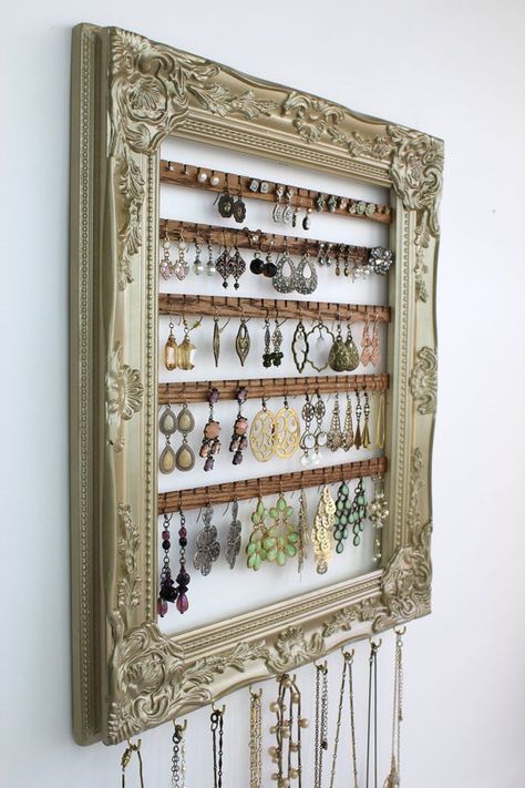 Creative Jewelry Display Ideas, Jewelry Hanging Ideas, Diy Hanging Jewelry Organizer, Photo Frame Crafts Diy, Room Jewelry Organization, Jewelers Storage, Jewlrey Organization Wall Diy, Wall Jewelry Organizer Diy, Cottagecore Room Decor Ideas