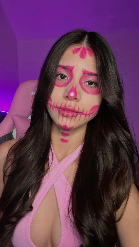 Day Of The Dead Makeup Easy Kids, Preshower Makeup Ideas, Make Up Looks Halloween, Pink Skeleton Makeup, Easy Catrina Makeup, Pink Halloween Makeup, Face Makeup For Halloween, Makeup Rosa, Skull Face Makeup