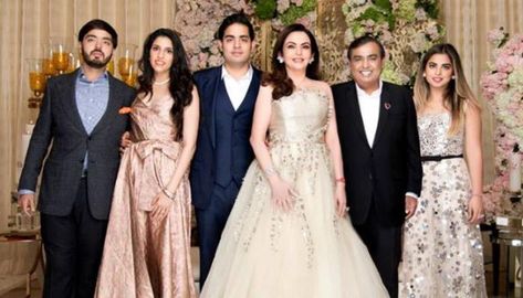 March 29, 2018: Nita Ambani And Isha Ambani Welcomed Shloka Mehta Into The Ambani Family In A Special Manner. #ambani #indianwedding #luxury #luxurylife #luxurylifestyle #billionaire #billionaires @bollywoodshaadis via @sunjayjk Ambani Family, Shloka Mehta, Akash Ambani, Isha Ambani, Mukesh Ambani, Nita Ambani, Dior Gown, Richest Man, Pop Clothing